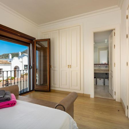 Stylish 3 Bed House 2 Bathrooms, With Patio, Roof Terrace And Communal Pool 5 Minutes Away From The Beautiful Spanish White Village Of Casares Pueblo And Only 20 Mins From The Sea Exterior foto