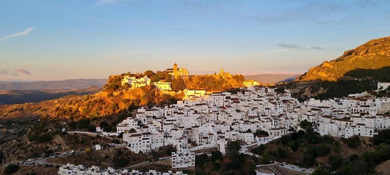 Stylish 3 Bed House 2 Bathrooms, With Patio, Roof Terrace And Communal Pool 5 Minutes Away From The Beautiful Spanish White Village Of Casares Pueblo And Only 20 Mins From The Sea Exterior foto