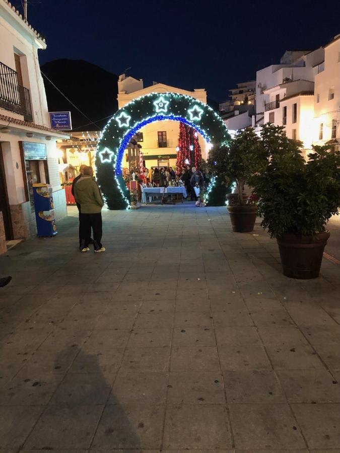 Stylish 3 Bed House 2 Bathrooms, With Patio, Roof Terrace And Communal Pool 5 Minutes Away From The Beautiful Spanish White Village Of Casares Pueblo And Only 20 Mins From The Sea Exterior foto